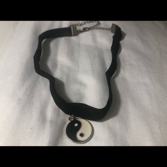 Black and white choker - Picture 2 of 2